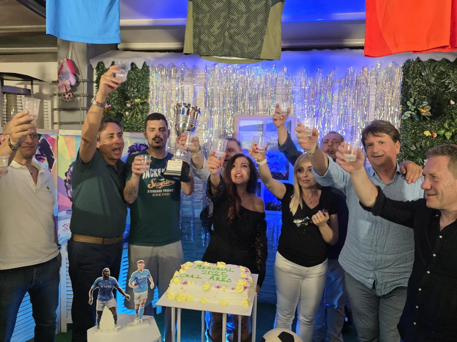 Il brindisi con la coppa, davanti alla torta del Memorial