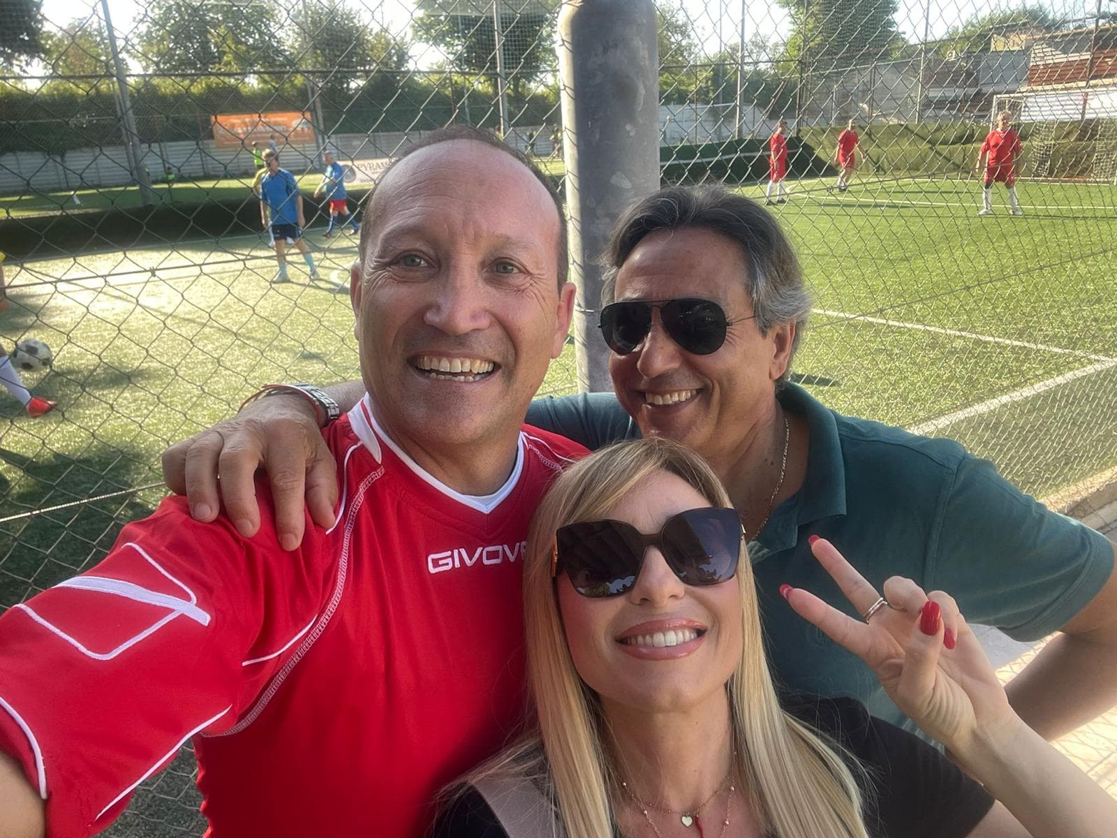 Un selfie a bordo campo, con la partita alle spalle