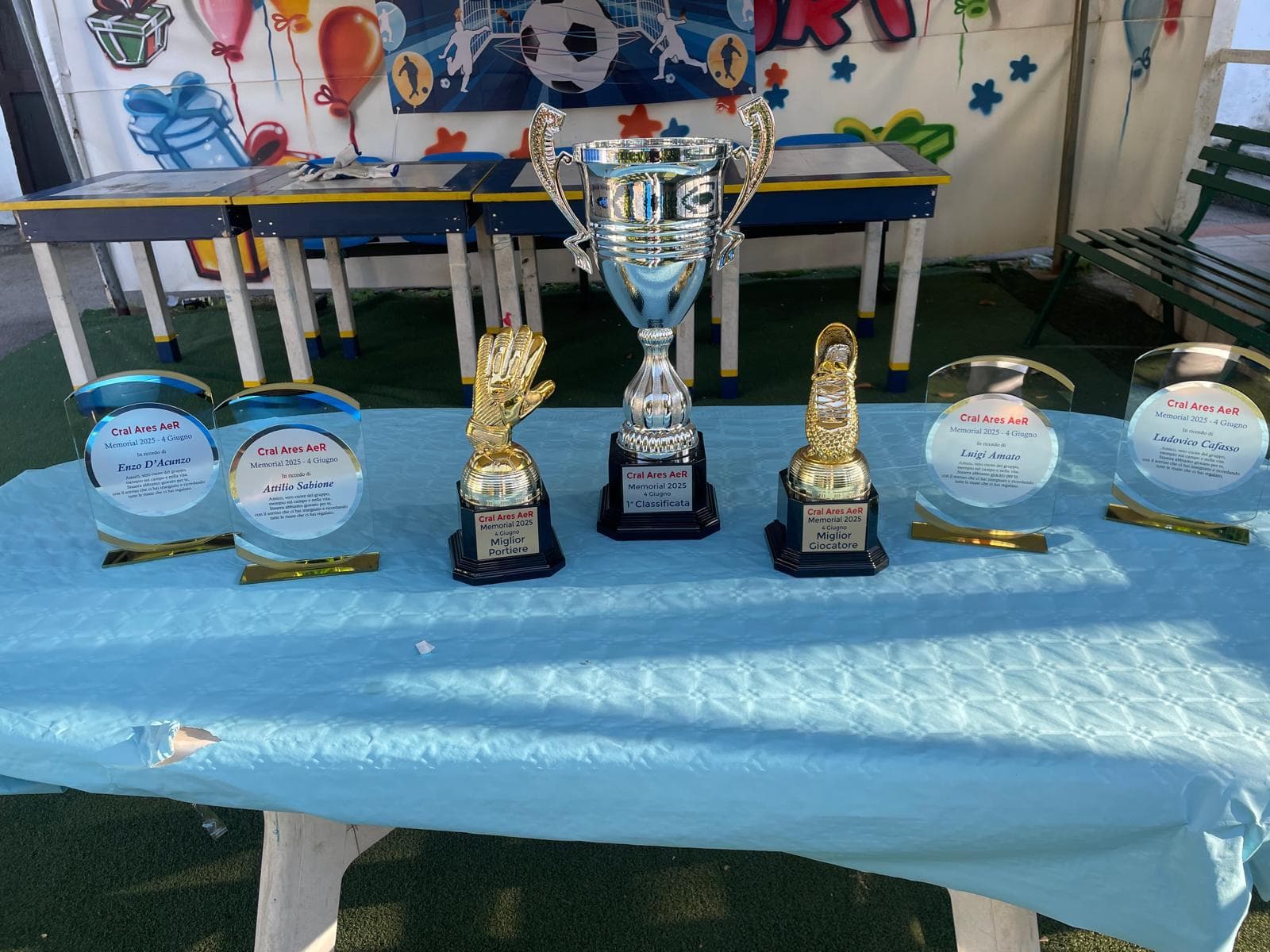 Il tavolo della premiazione, con le coppe e le targhe