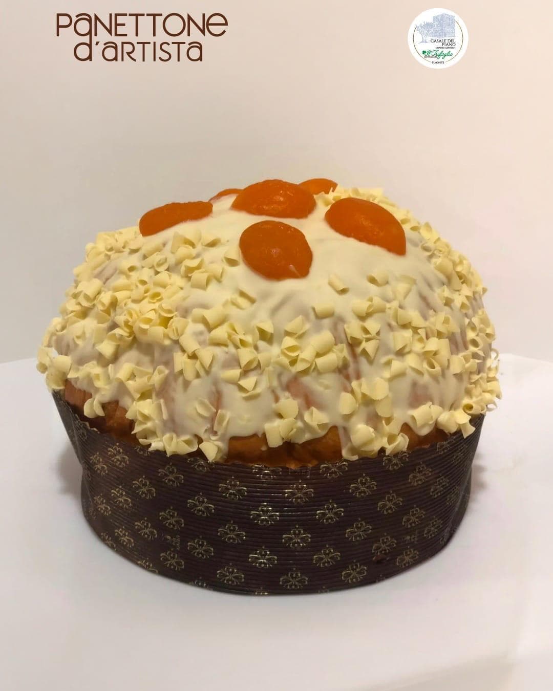 Un panettone d’artista glassato con le albicocche